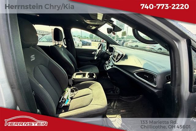 Used 2018 Chrysler Pacifica Touring Plus w/ S Appearance Package FWD image 29
