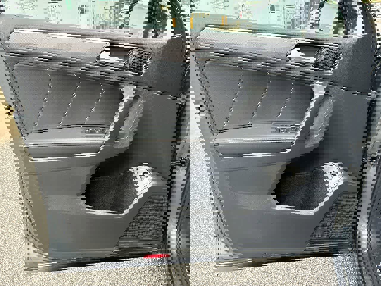 Used 2022 Volkswagen Tiguan SE R-Line image 22