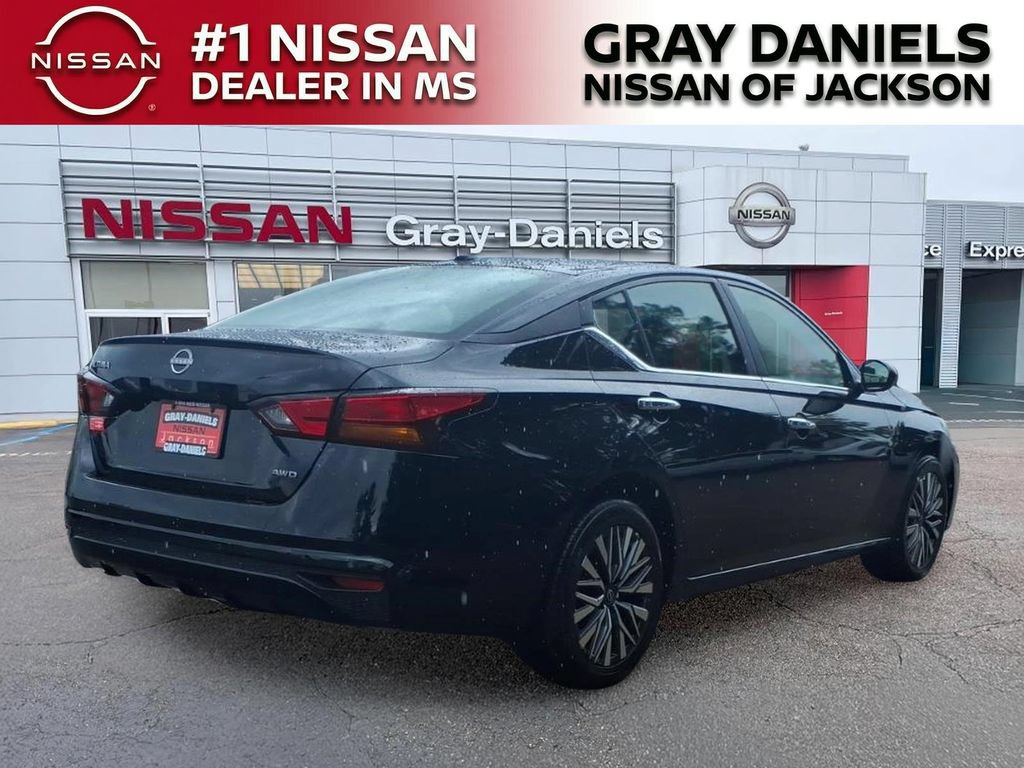 Used 2025 Nissan Altima 2.5 SV AWD/4WD image 3