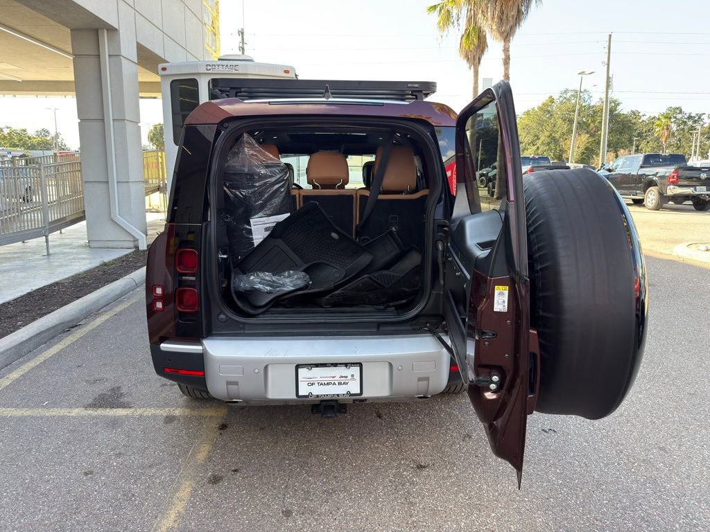 Used 2023 Land Rover Defender 130 SE image 40