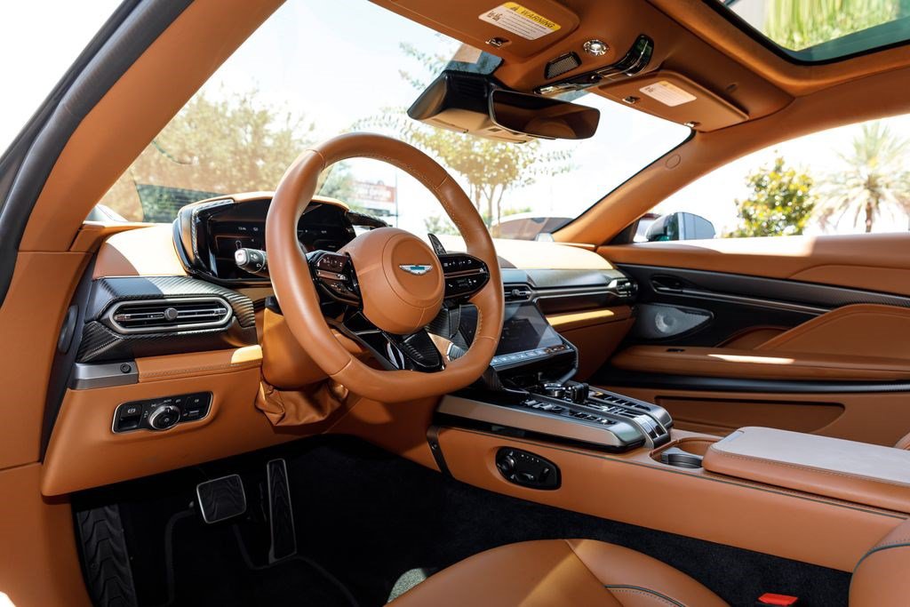 Used 2025 Aston Martin Vanquish RWD image 17