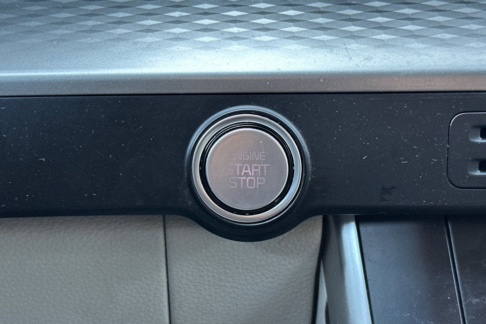 Used 2022 Kia Carnival LX image 23