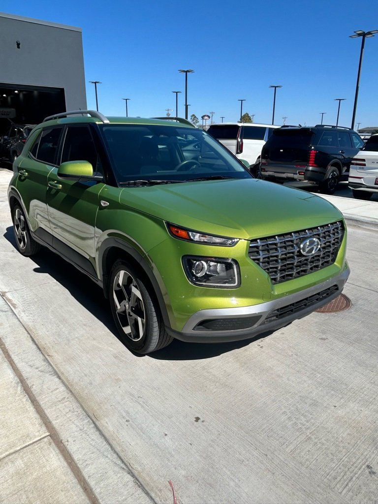 Used 2023 Hyundai Venue SEL image 3