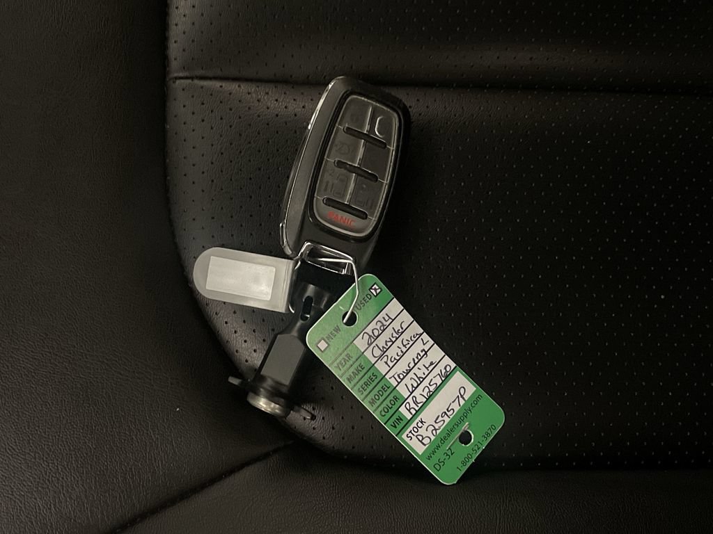 Used 2024 Chrysler Pacifica Touring-L FWD image 27