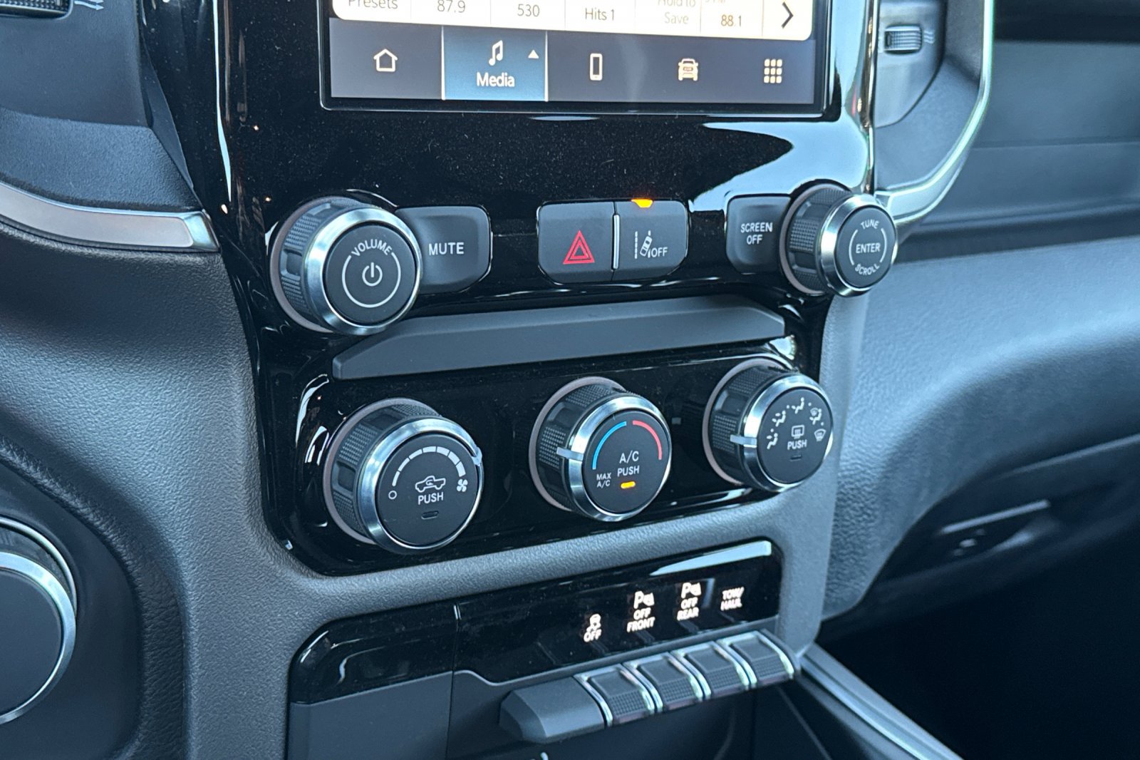 New 2026 RAM 1500 Express AWD/4WD image 18
