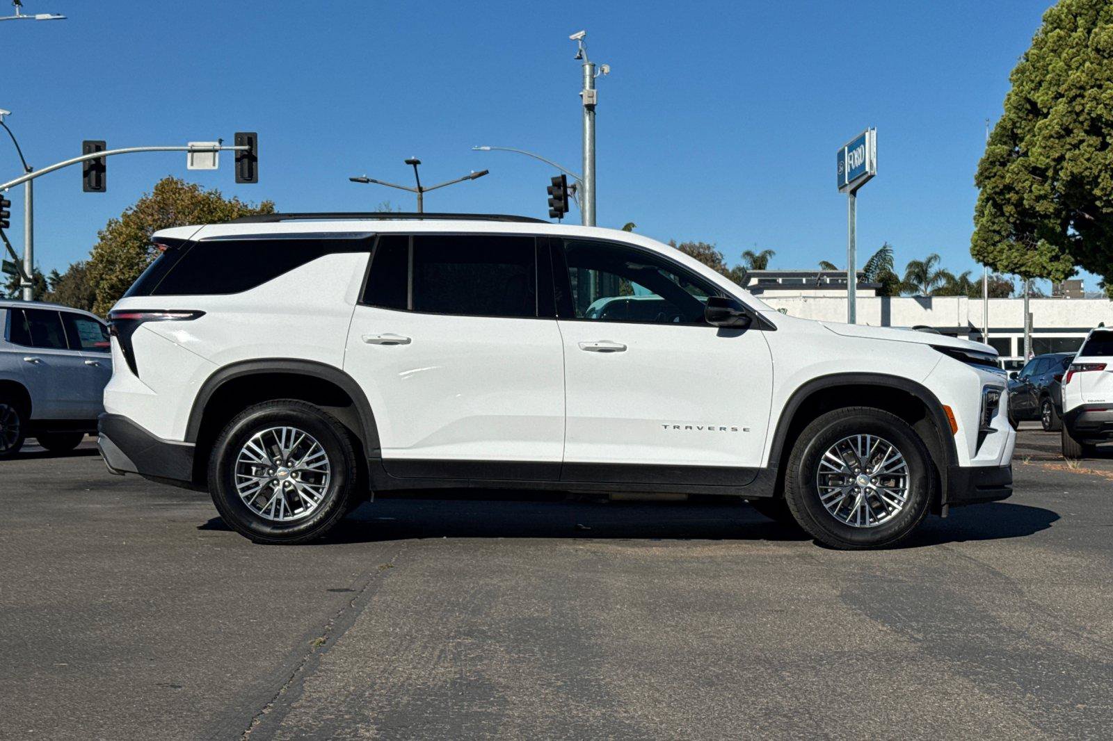 Used 2025 Chevrolet Traverse LT FWD image 4