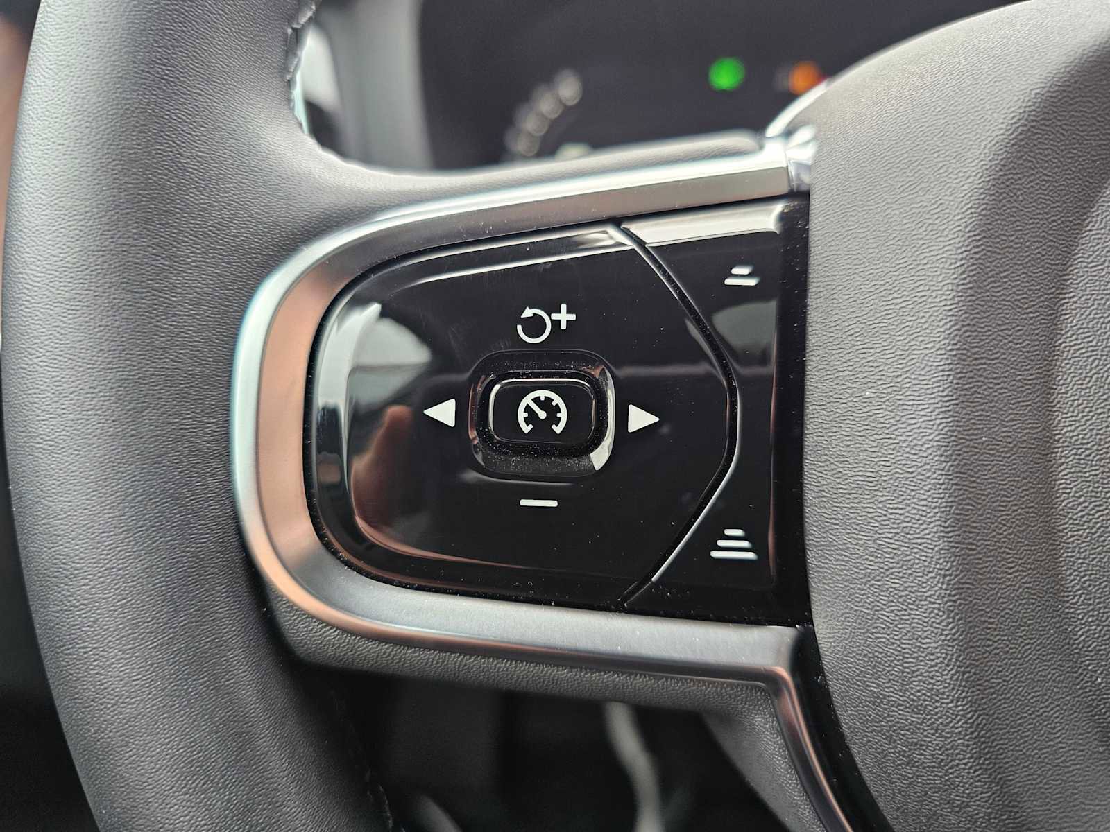 Certified 2024 Volvo XC60 B5 Plus w/ Protection Package Premier AWD/4WD image 34