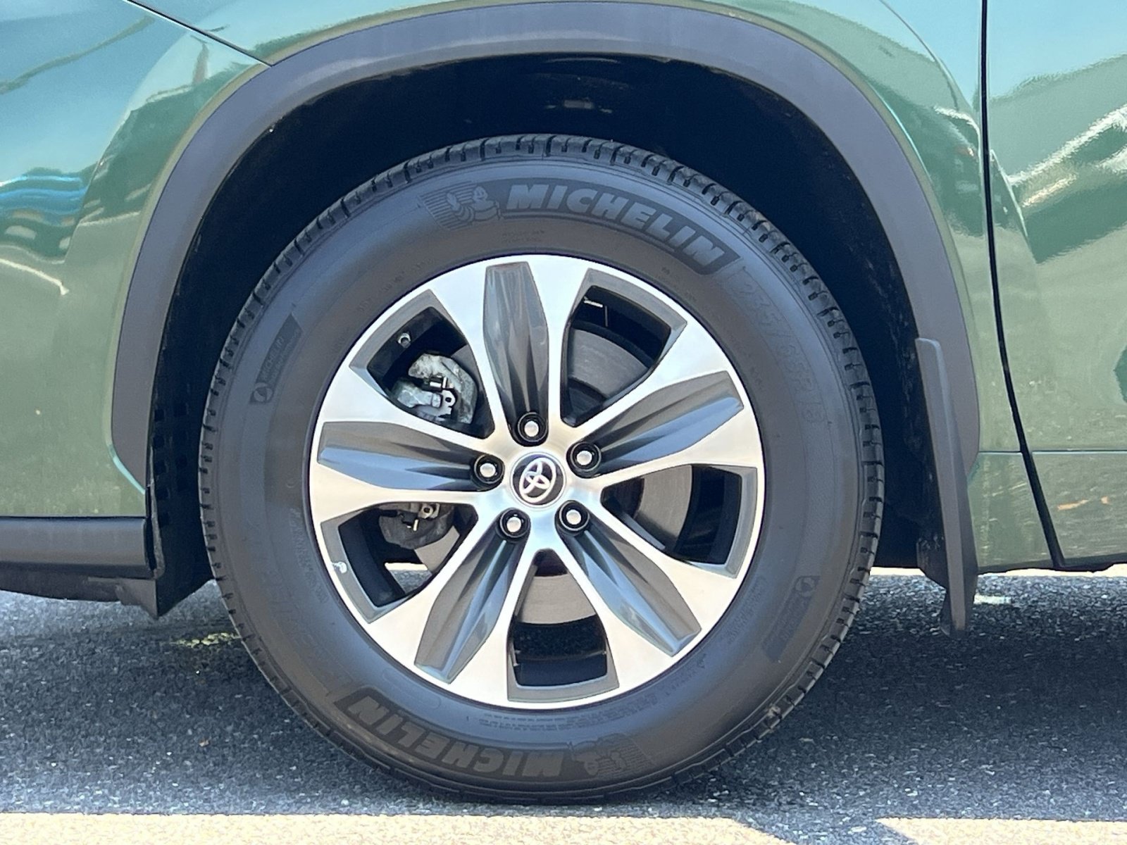 Used 2024 Toyota Highlander XLE AWD/4WD image 11