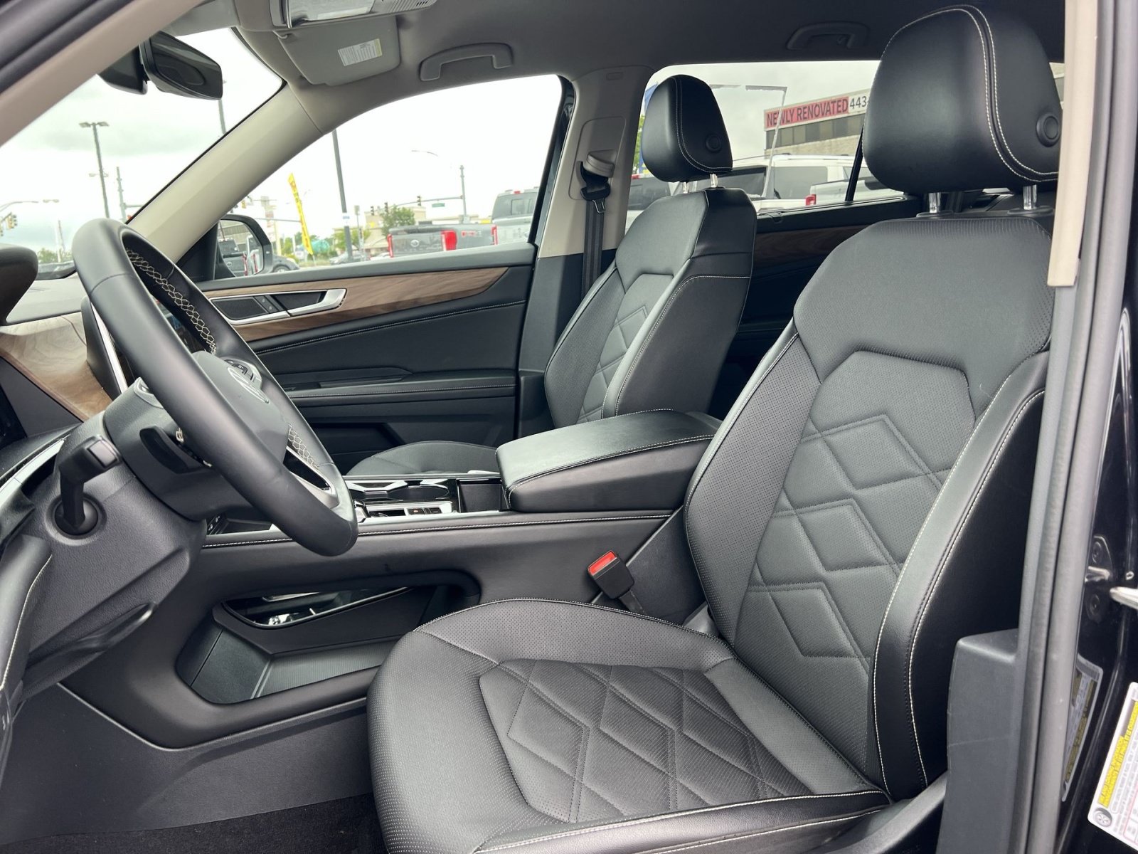 Used 2024 Volkswagen Atlas SE AWD/4WD image 13
