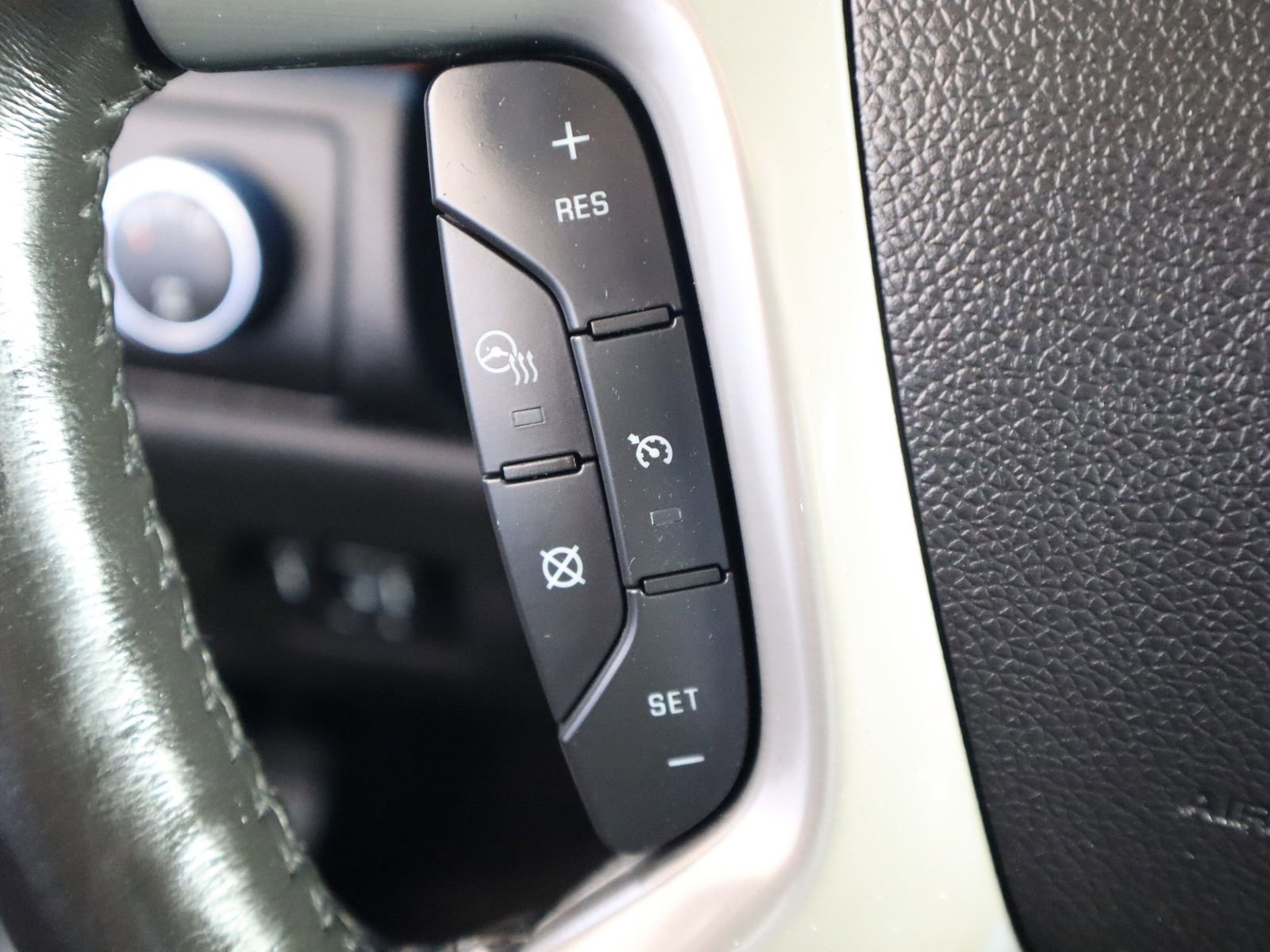 Used 2013 Chevrolet Avalanche LTZ image 33
