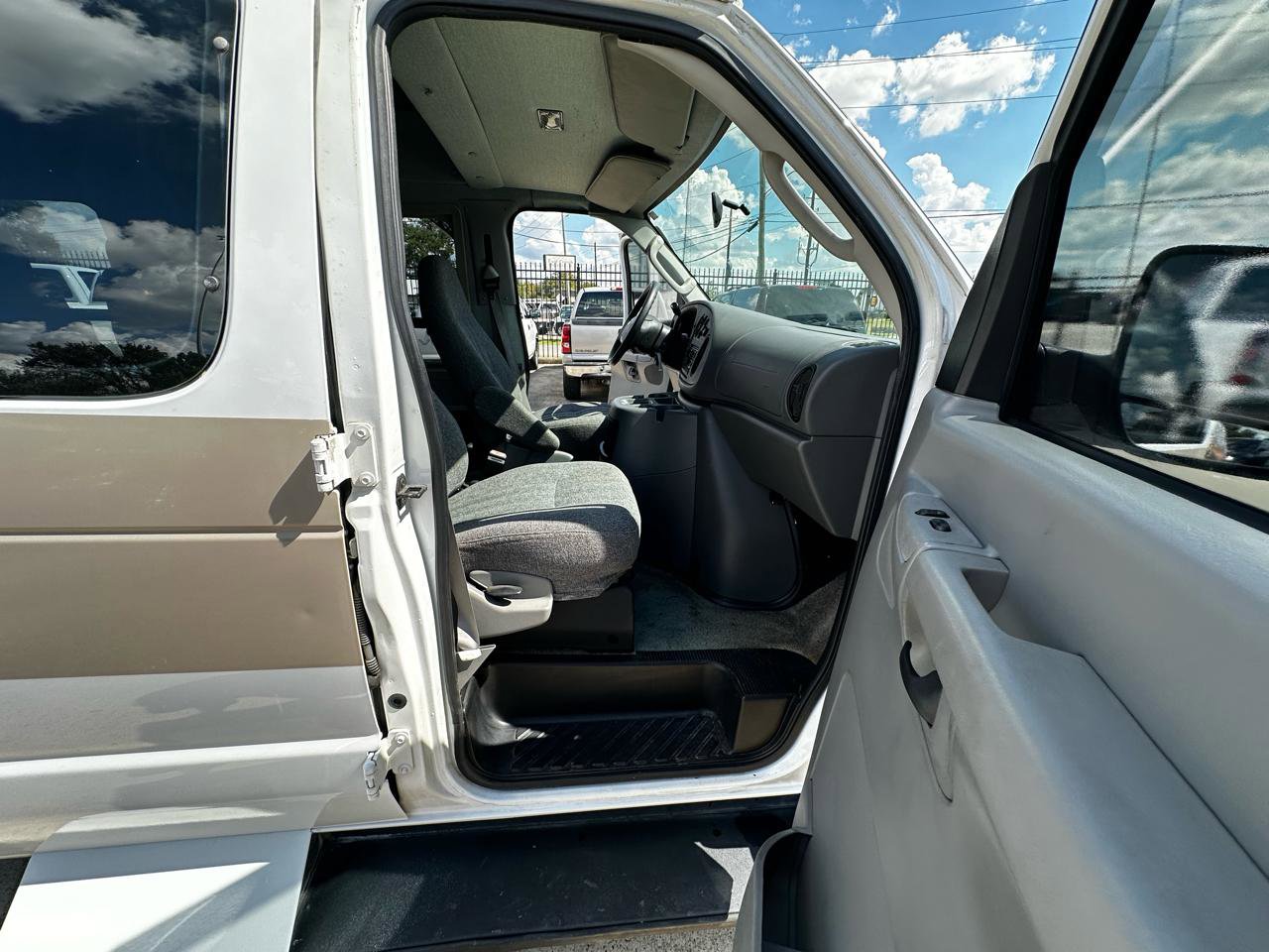 Used 2004 Ford E-250 and Econoline 250 Extended RWD image 63