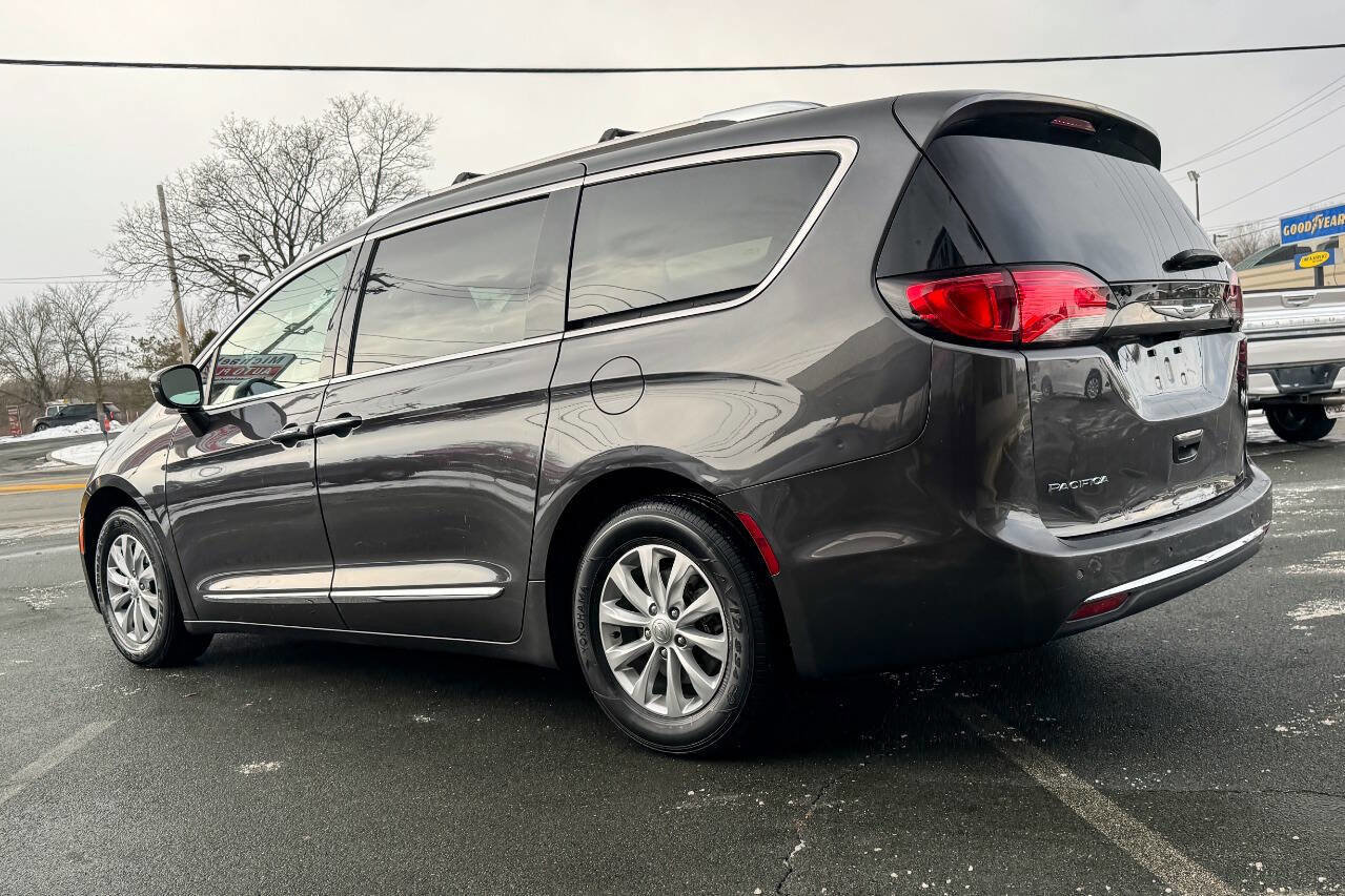 Used 2019 Chrysler Pacifica Touring-L image 6