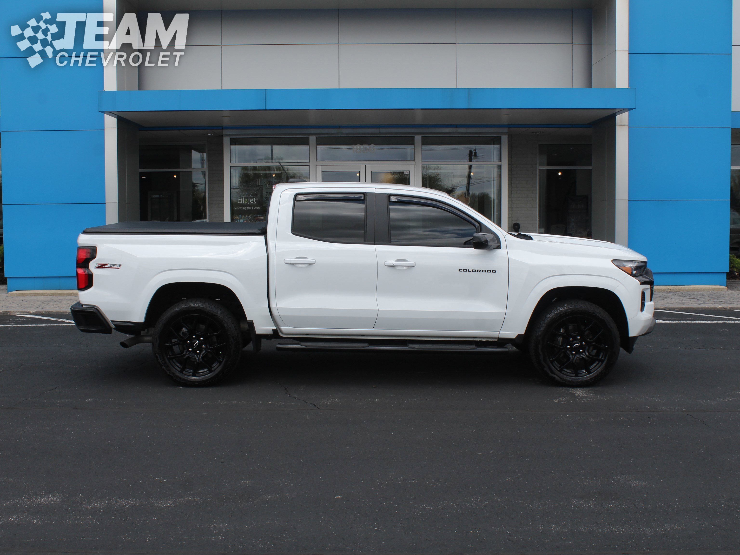 Used 2025 Chevrolet Colorado Z71 AWD/4WD image 3