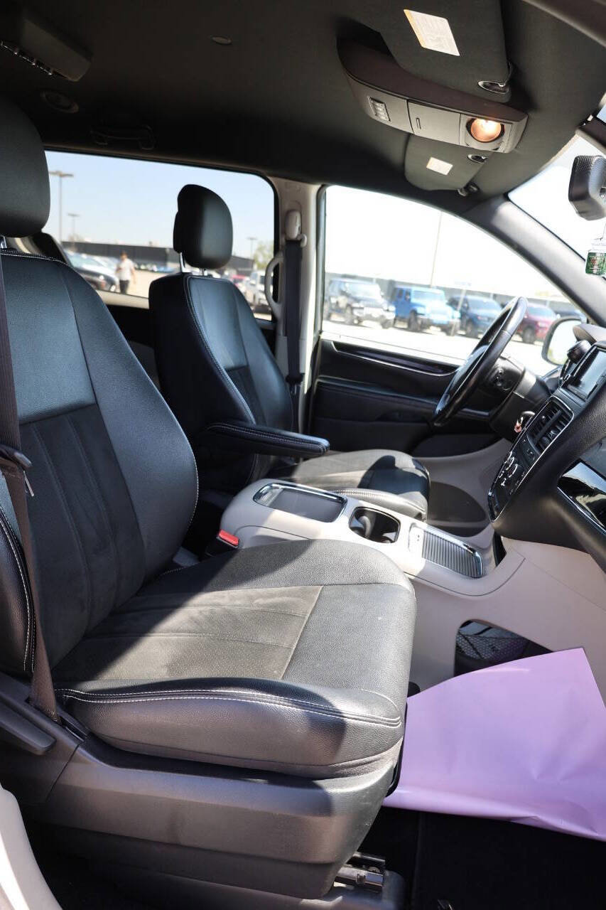 Used 2019 Dodge Grand Caravan SXT FWD image 15
