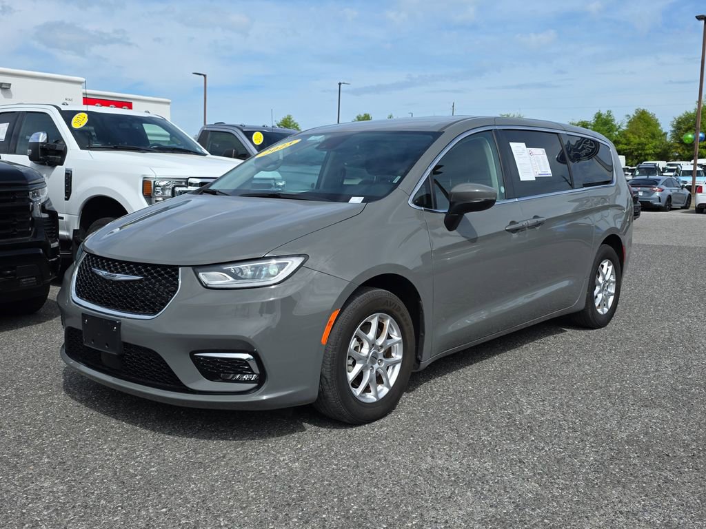 Used 2023 Chrysler Pacifica Touring-L image 9