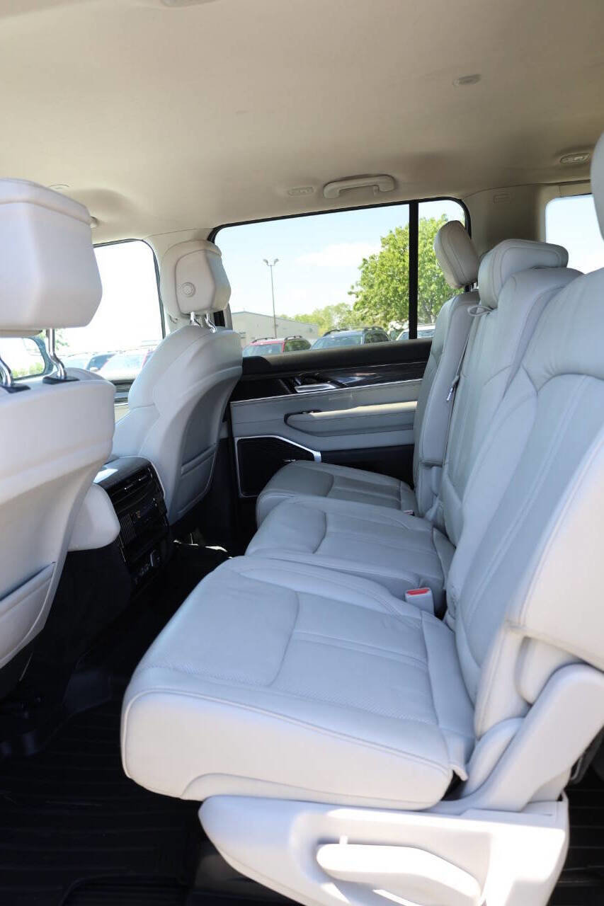 Used 2022 Jeep Wagoneer Series II AWD/4WD image 18