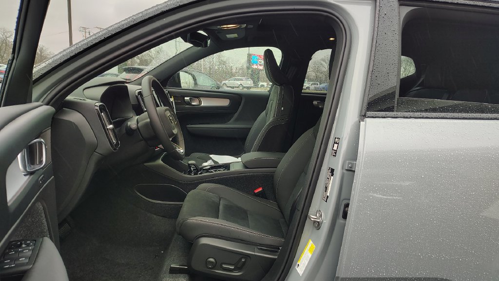 New 2026 Volvo XC40 B5 Ultra w/ Climate Package AWD/4WD image 7
