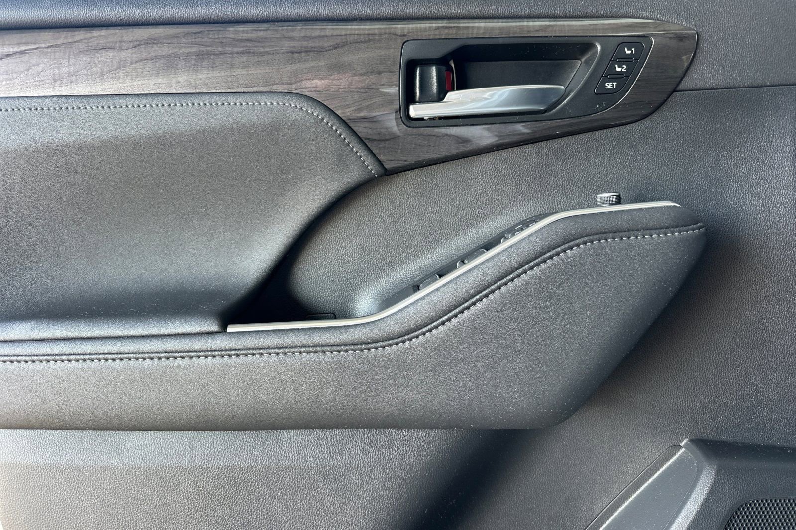 Used 2024 Toyota Highlander Limited image 12