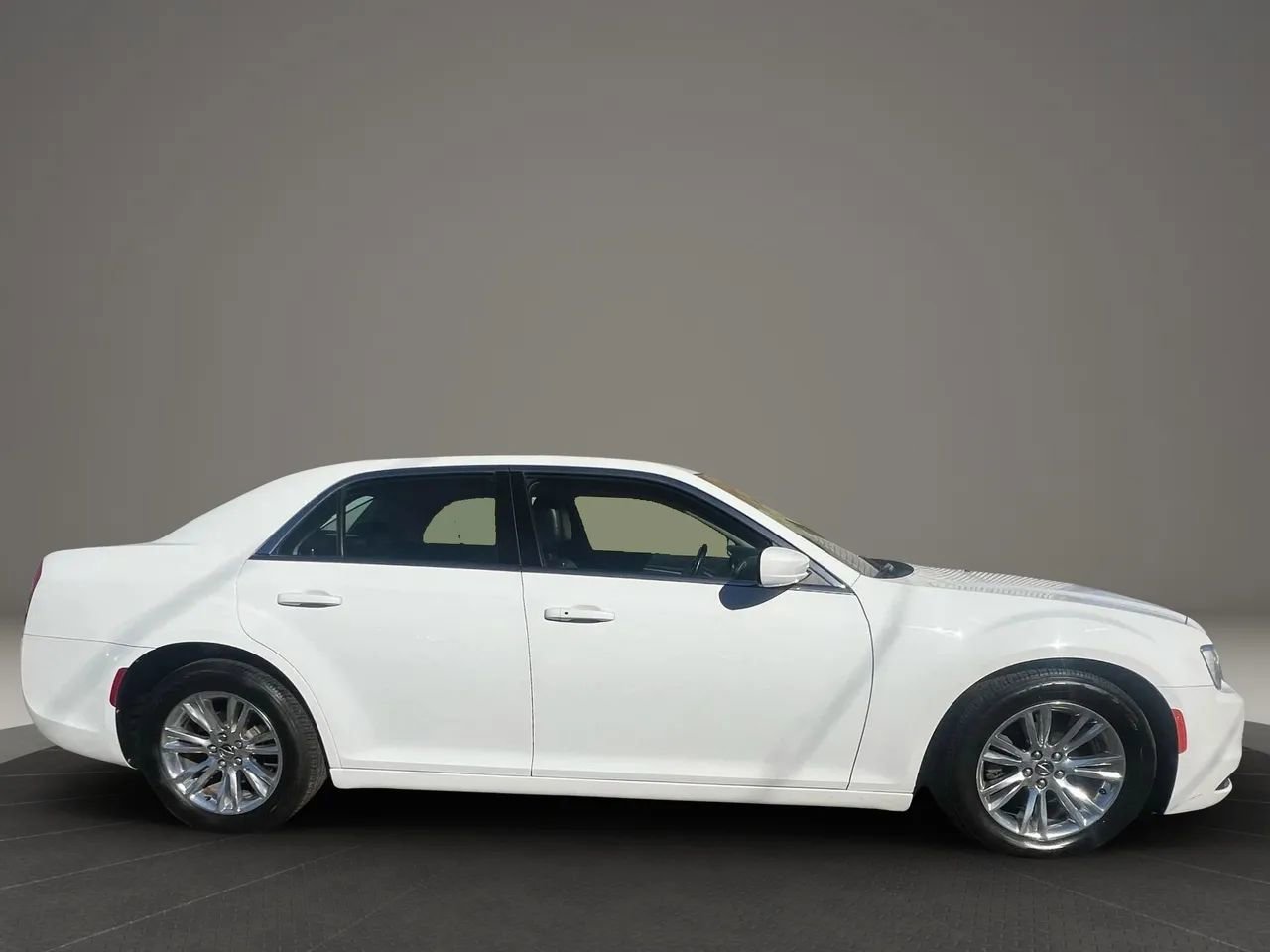 Used 2019 Chrysler 300 Touring L w/ Quick Order Package 22F image 4
