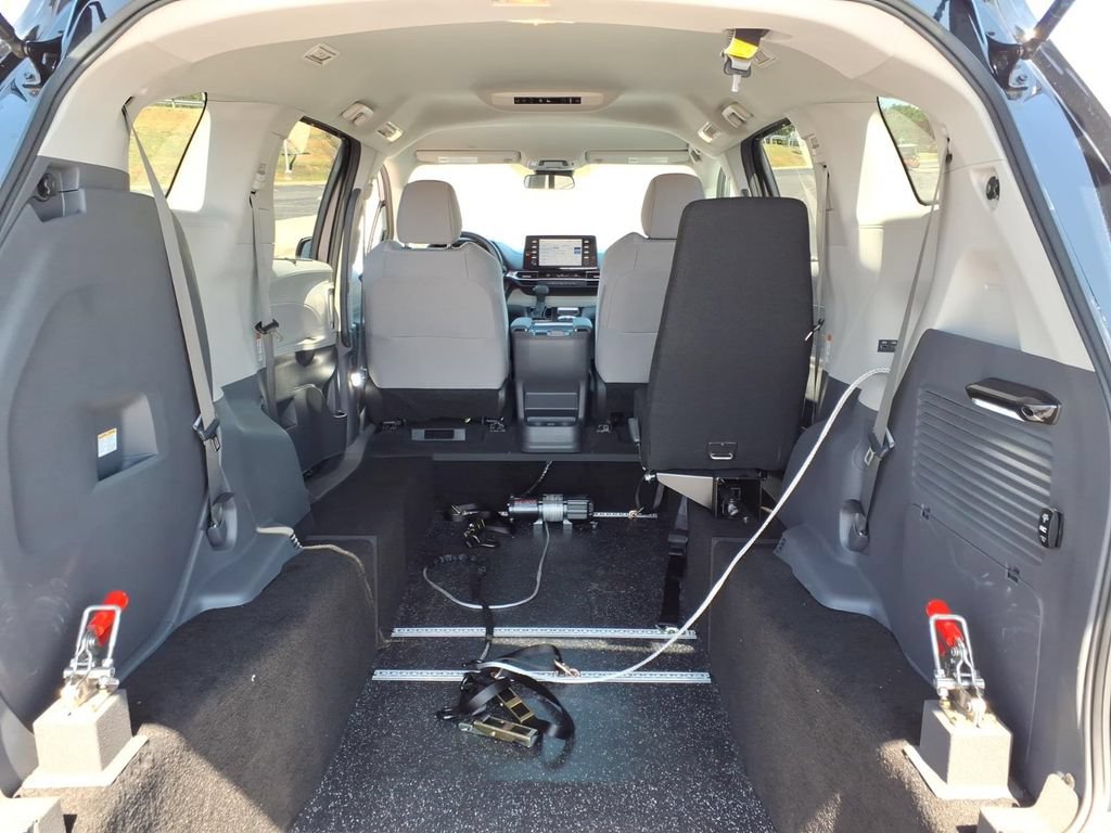 Used 2024 Toyota Sienna LE FWD image 9