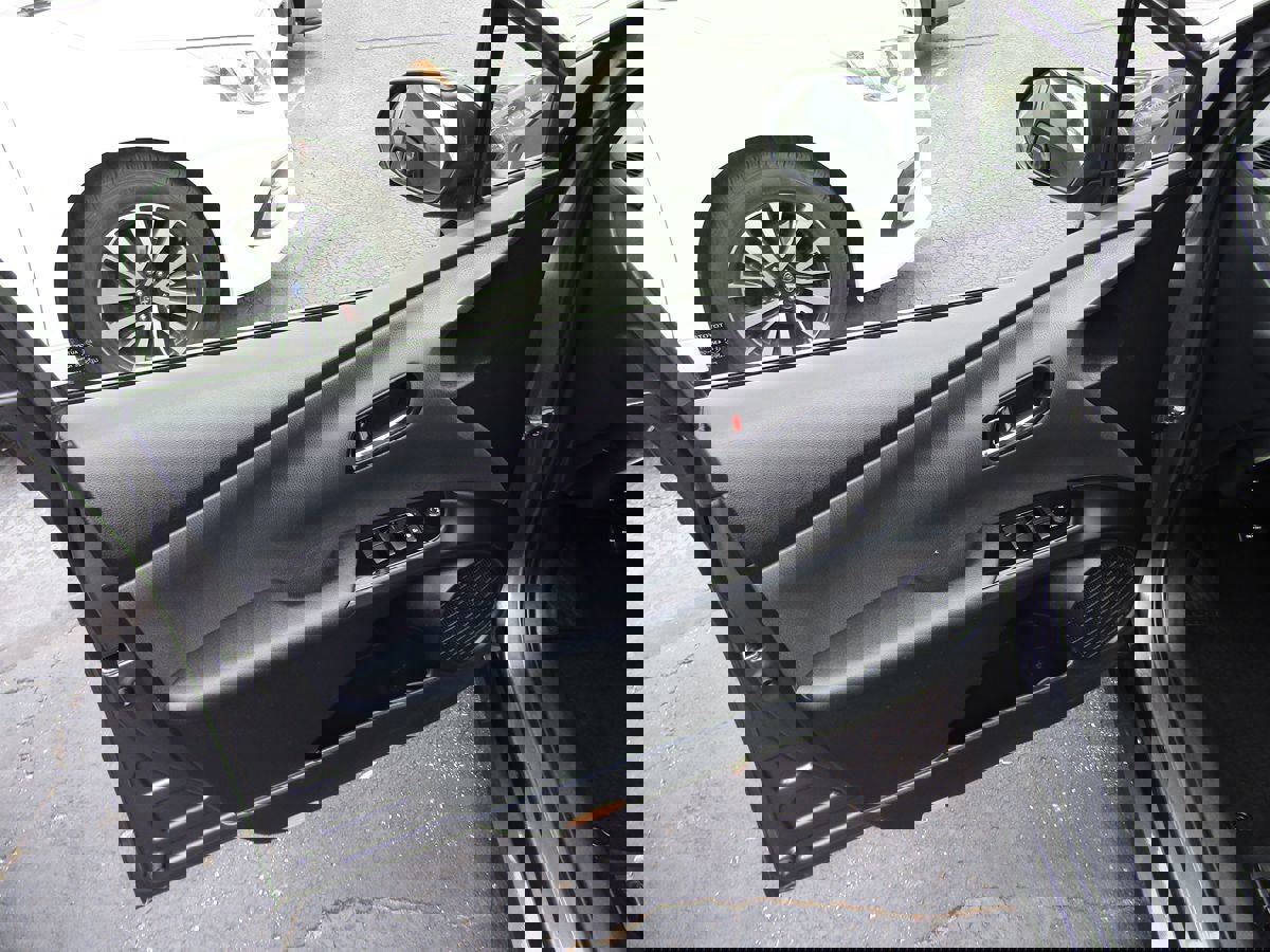 Used 2022 Toyota Prius LE image 24