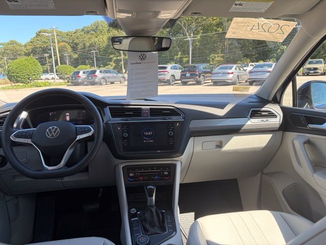 Certified 2024 Volkswagen Tiguan SE AWD/4WD image 18