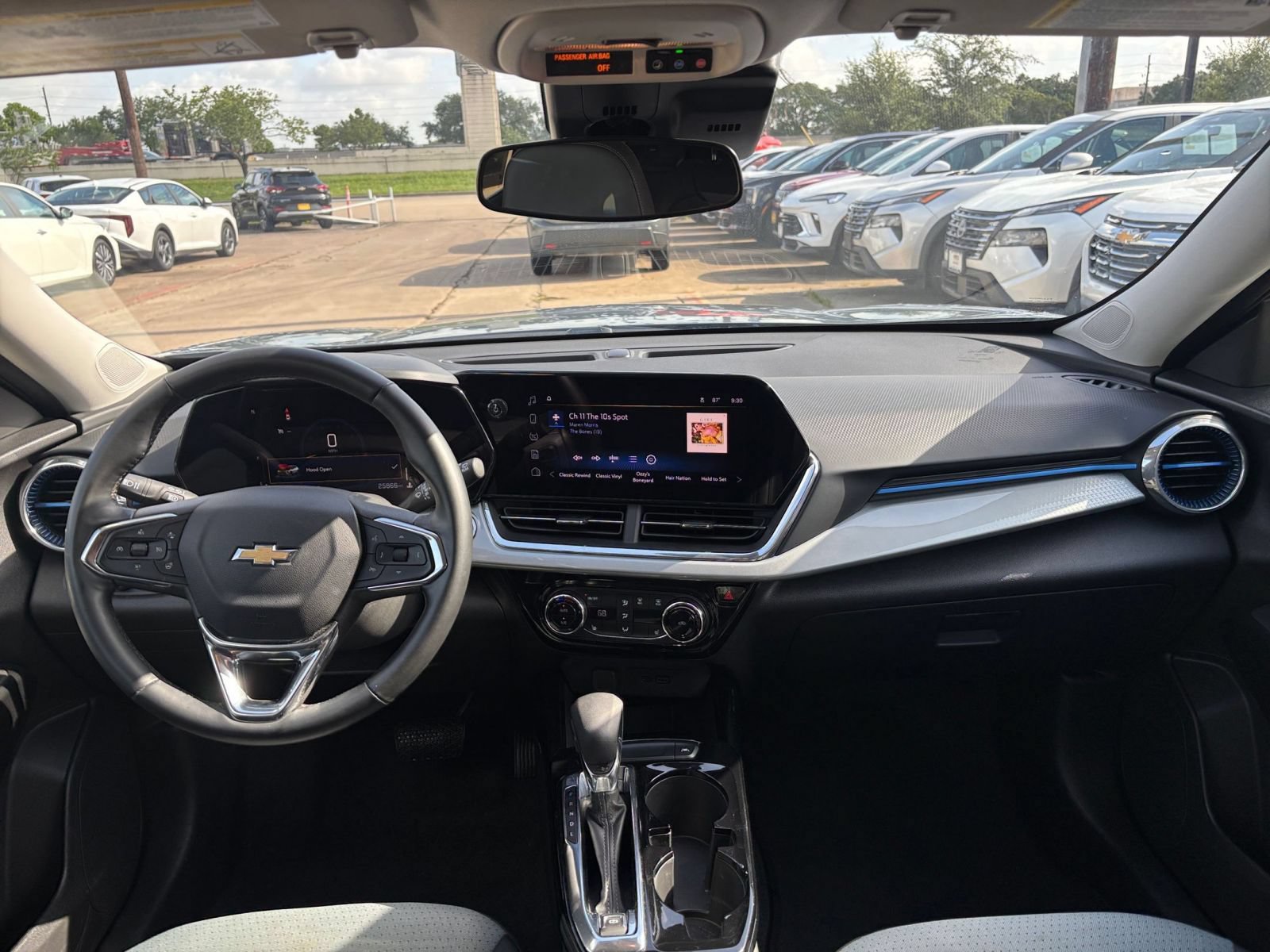 Used 2025 Chevrolet Trax LT w/ LT Convenience Package FWD image 32