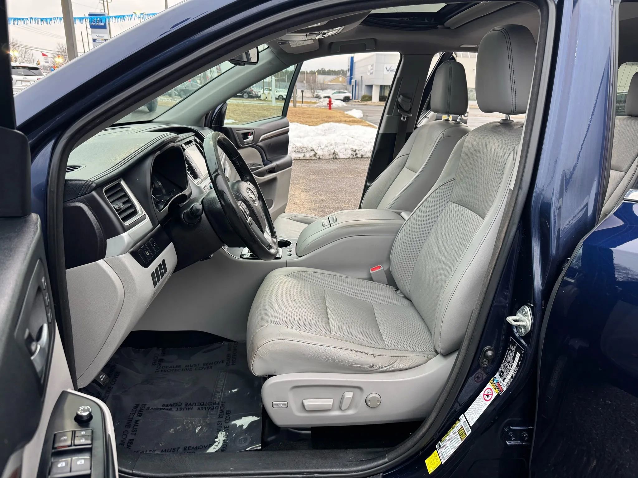 Used 2014 Toyota Highlander Limited w/ Preferred Accessory Package image 9