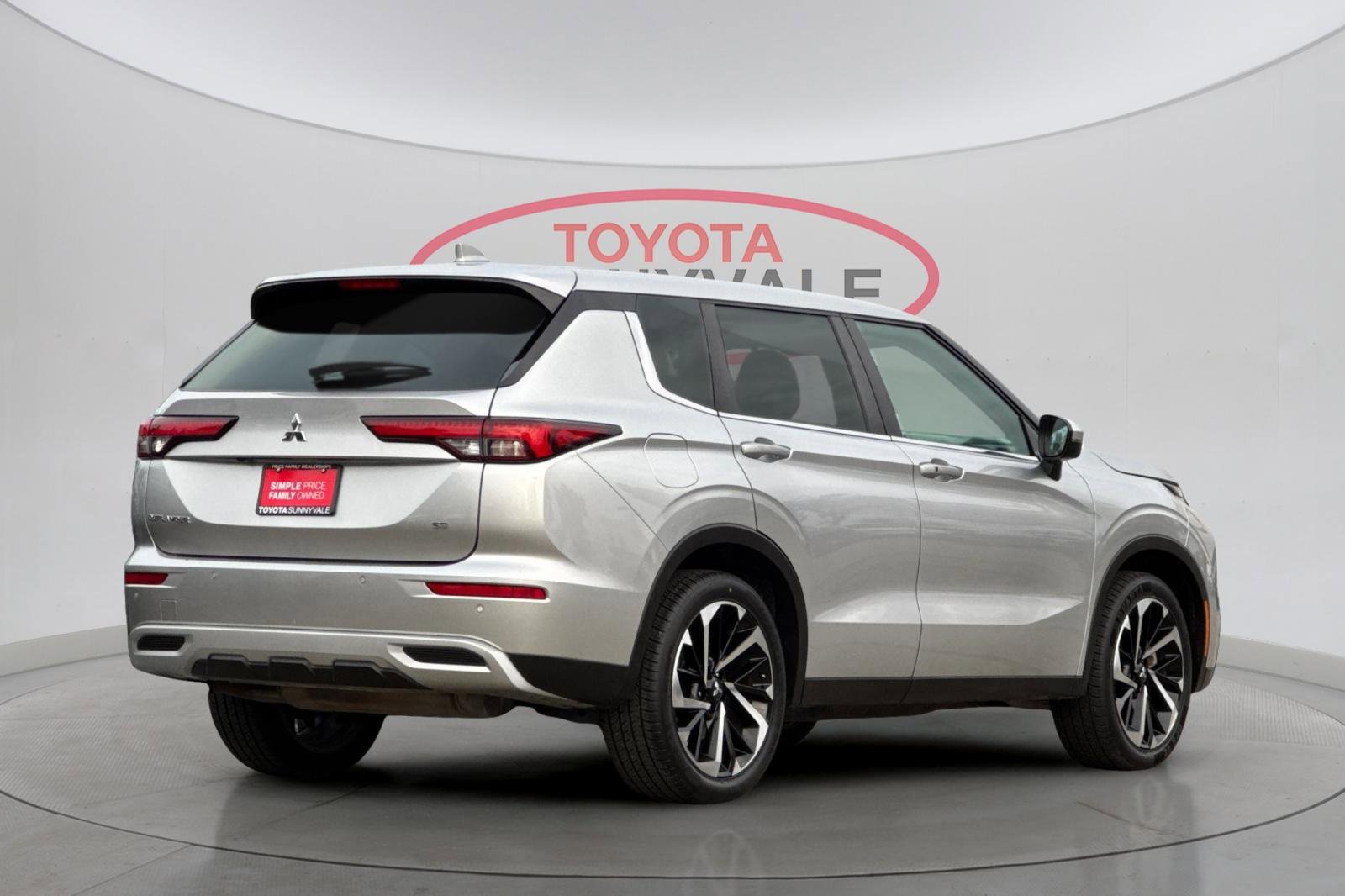 Used 2024 Mitsubishi Outlander SE image 3