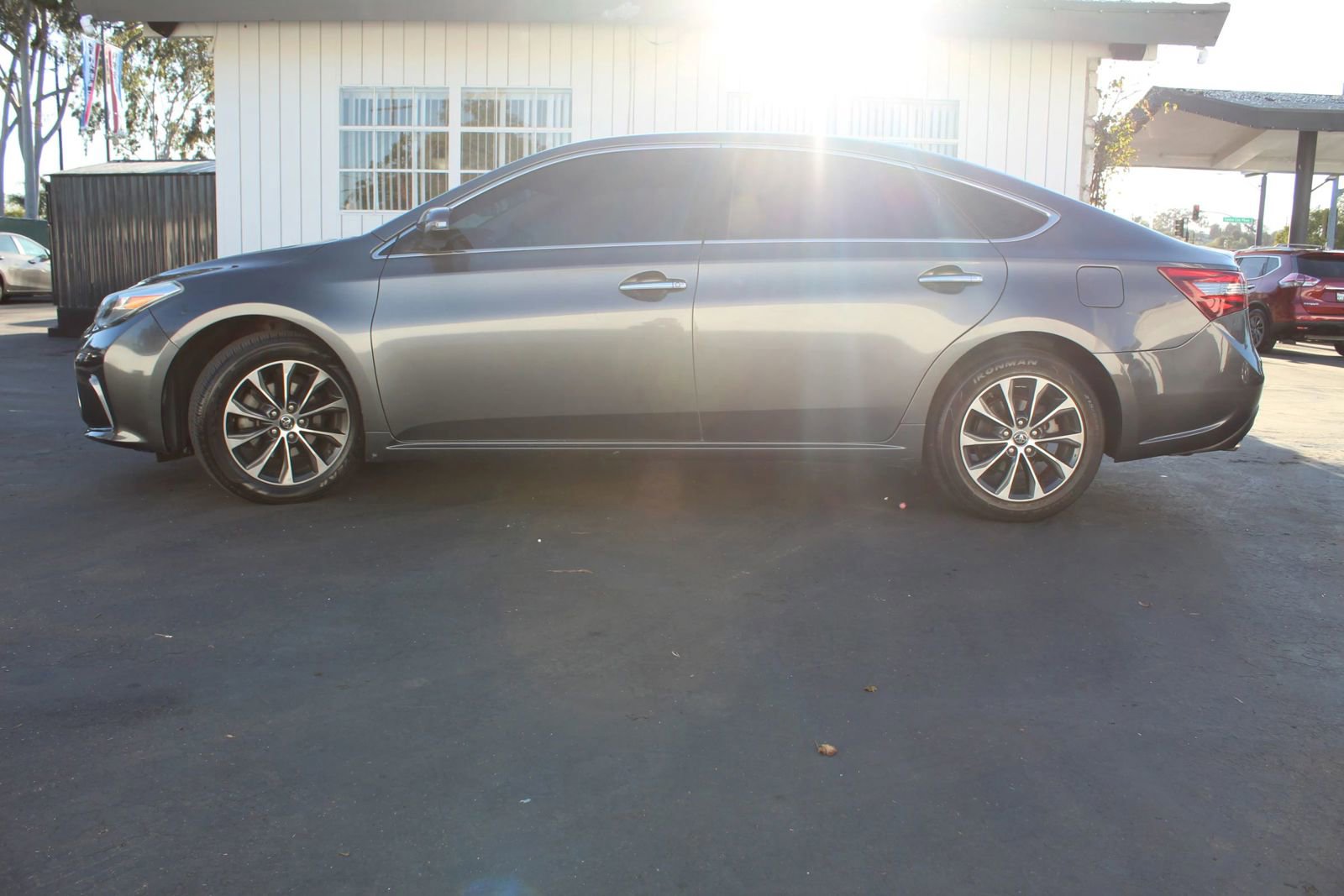 Used 2017 Toyota Avalon XLE Premium w/ Preferred Accessory Package FWD image 2