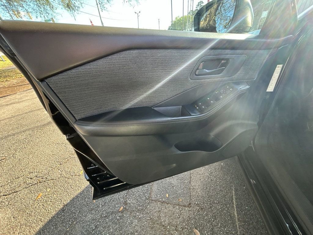 Used 2021 Nissan Rogue S AWD/4WD image 12