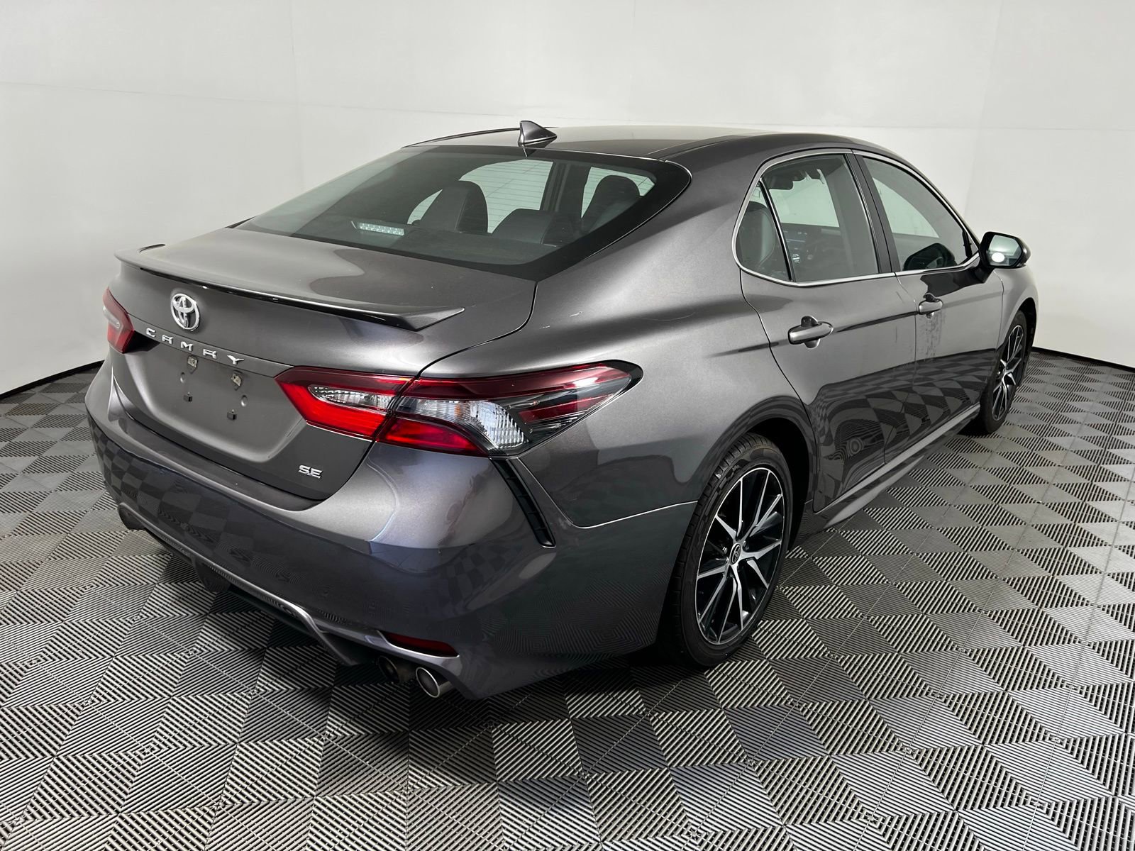 Used 2023 Toyota Camry SE FWD image 5