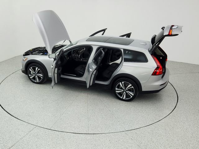 Certified 2025 Volvo V60 B5 Cross Country Plus image 38