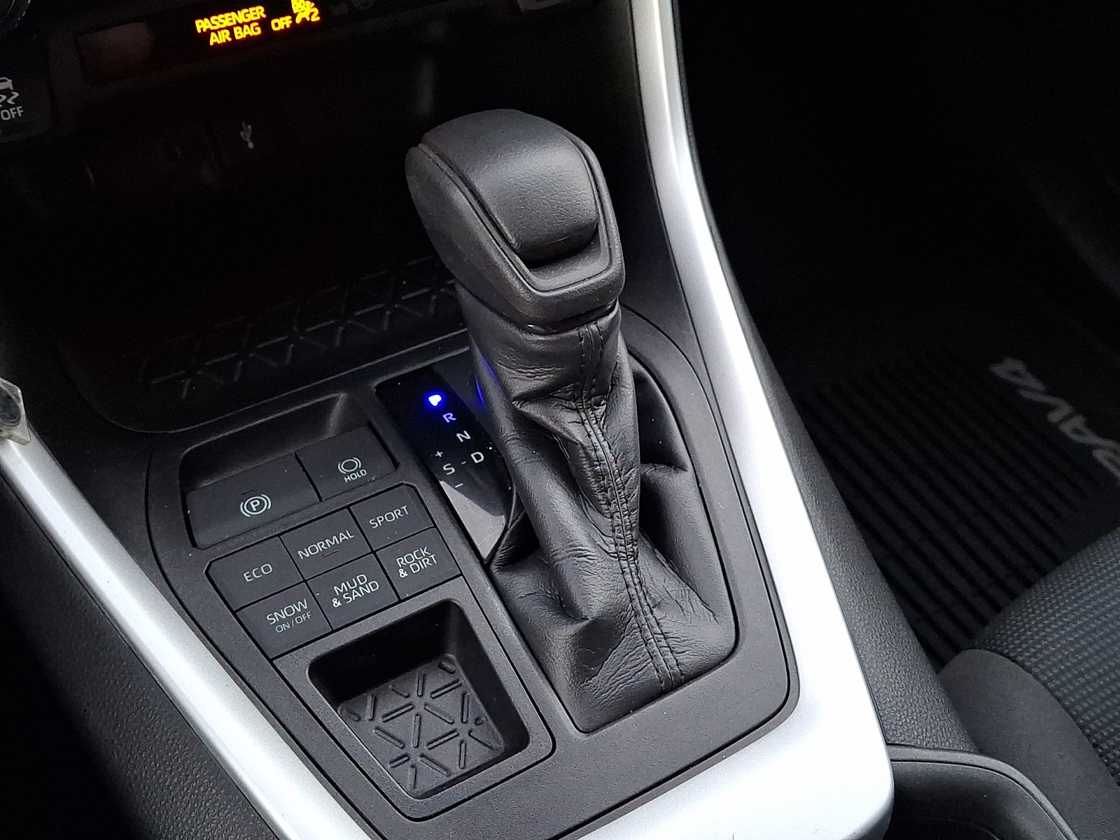 Used 2021 Toyota RAV4 LE AWD/4WD image 14