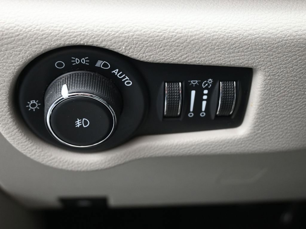 Used 2023 Chrysler Pacifica Touring-L image 20