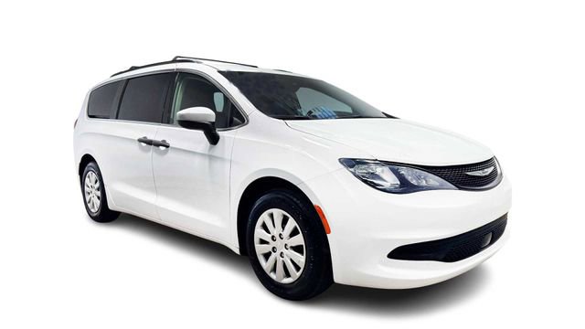 Used 2022 Chrysler Voyager LX image 2