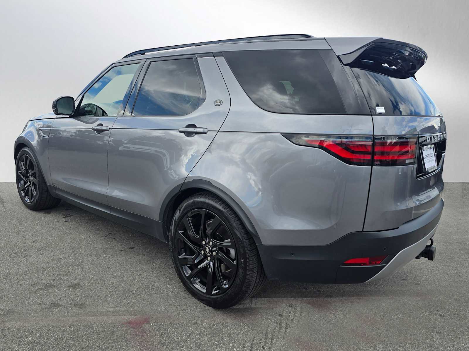 Used 2025 Land Rover Discovery S image 5