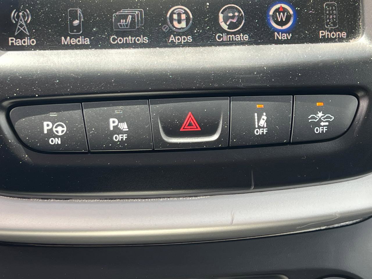Used 2018 Jeep Cherokee Overland w/ Technology Group AWD/4WD image 29
