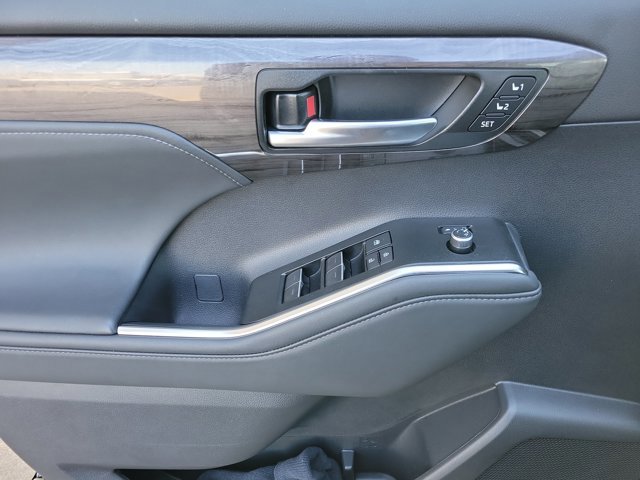 Used 2026 Toyota Highlander Limited image 9