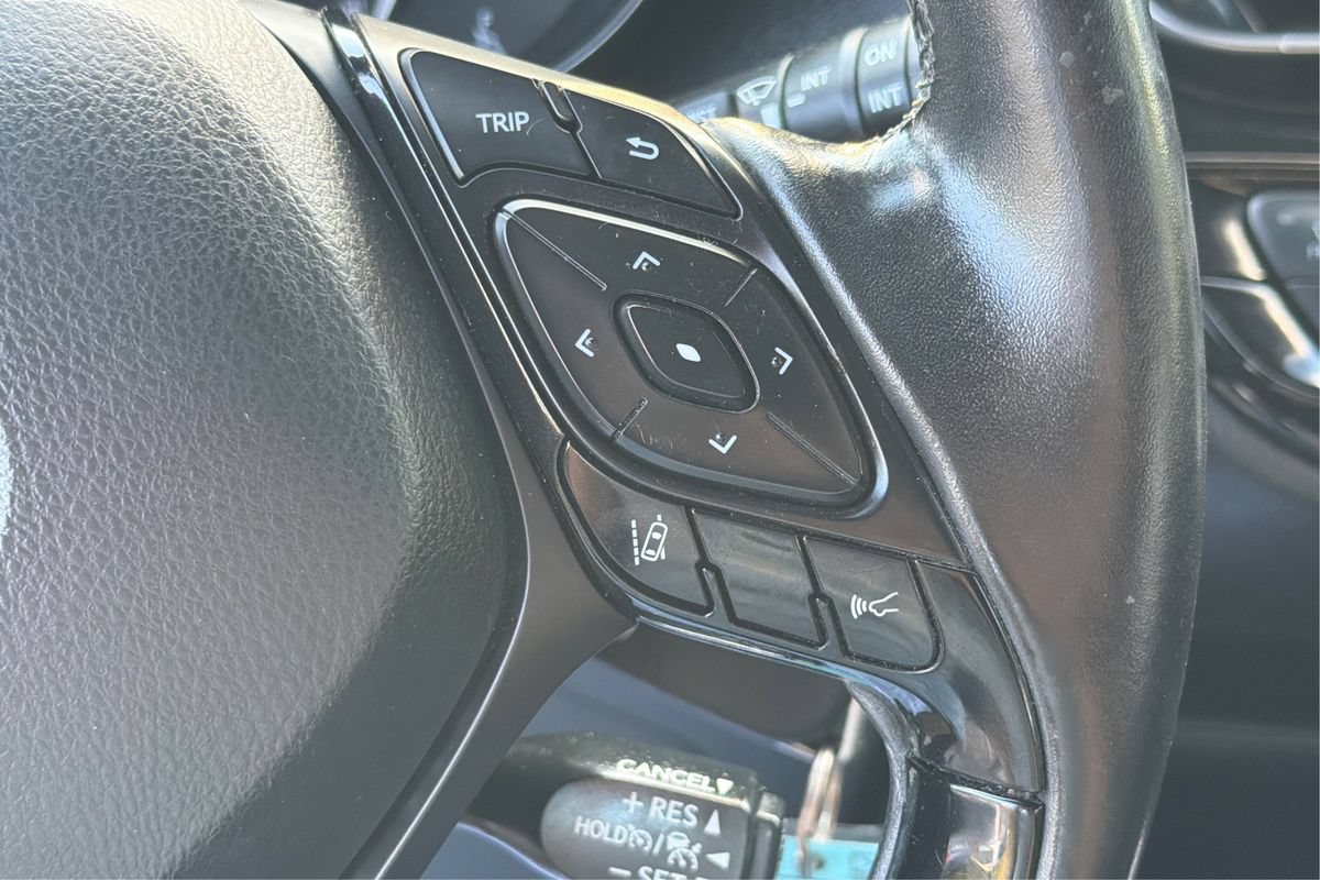 Used 2018 Toyota C-HR XLE FWD image 30
