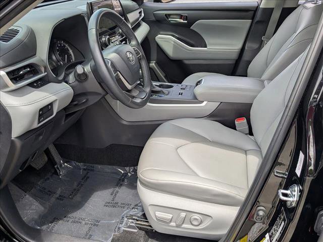 Used 2025 Toyota Highlander XLE image 17