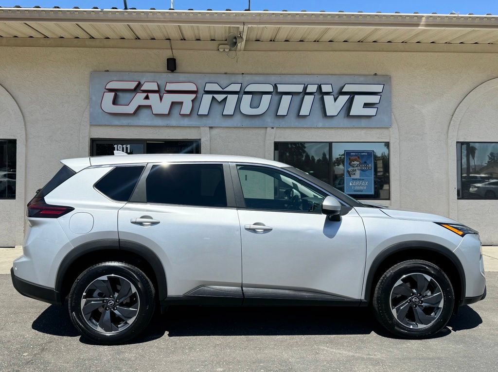 Used 2025 Nissan Rogue SV FWD image 3