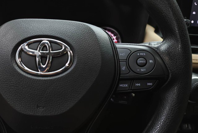 Used 2025 Toyota RAV4 LE AWD/4WD image 20