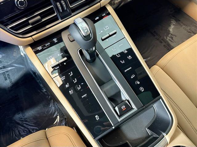 Used 2026 Porsche Macan AWD/4WD image 18
