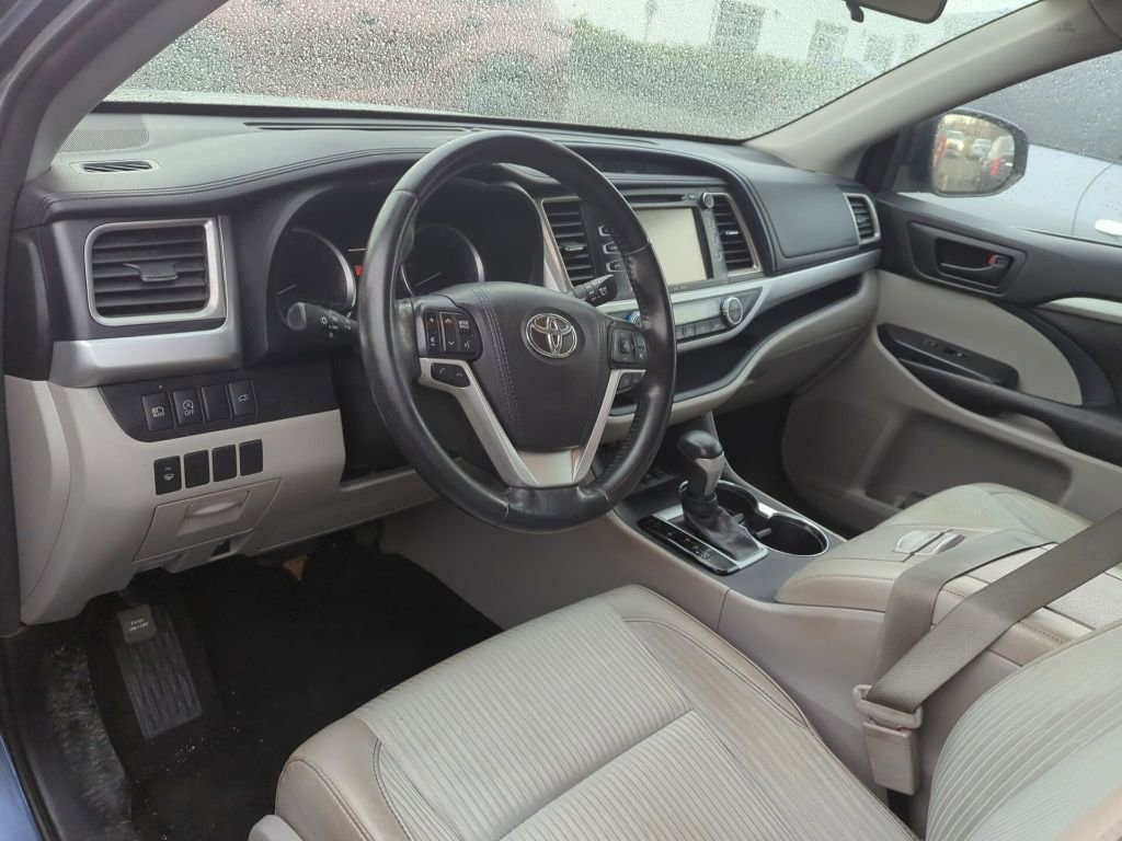 Used 2017 Toyota Highlander Plus image 7
