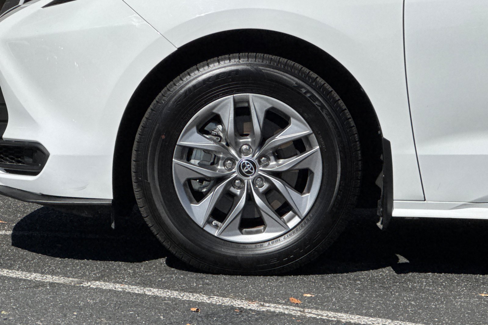 Used 2022 Toyota Sienna LE w/ LE Plus Package AWD/4WD image 28