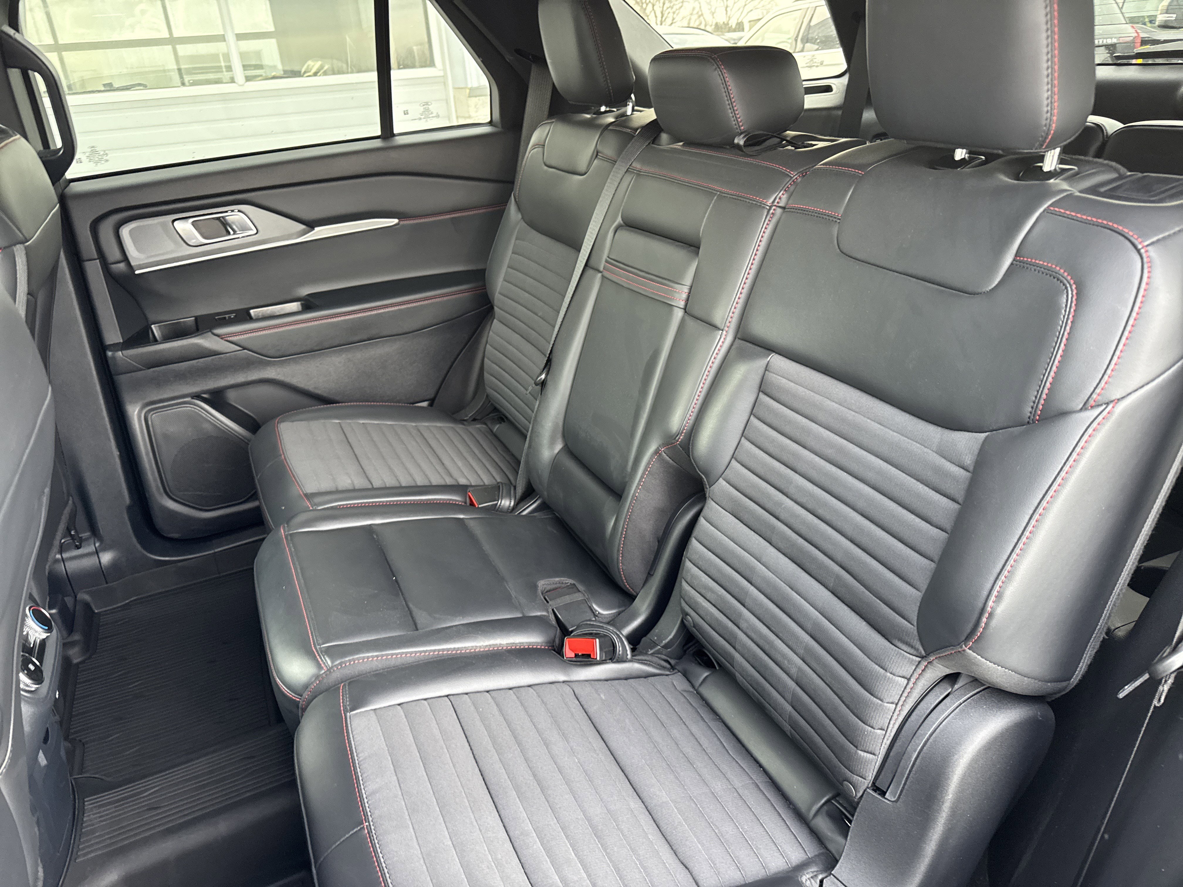 Used 2025 Ford Explorer ST-Line w/ ST-Line Street Pack image 26