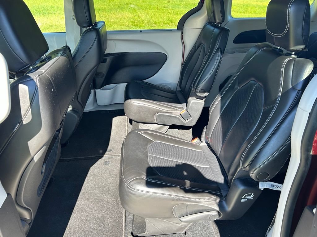 Used 2023 Chrysler Pacifica Touring-L FWD image 11