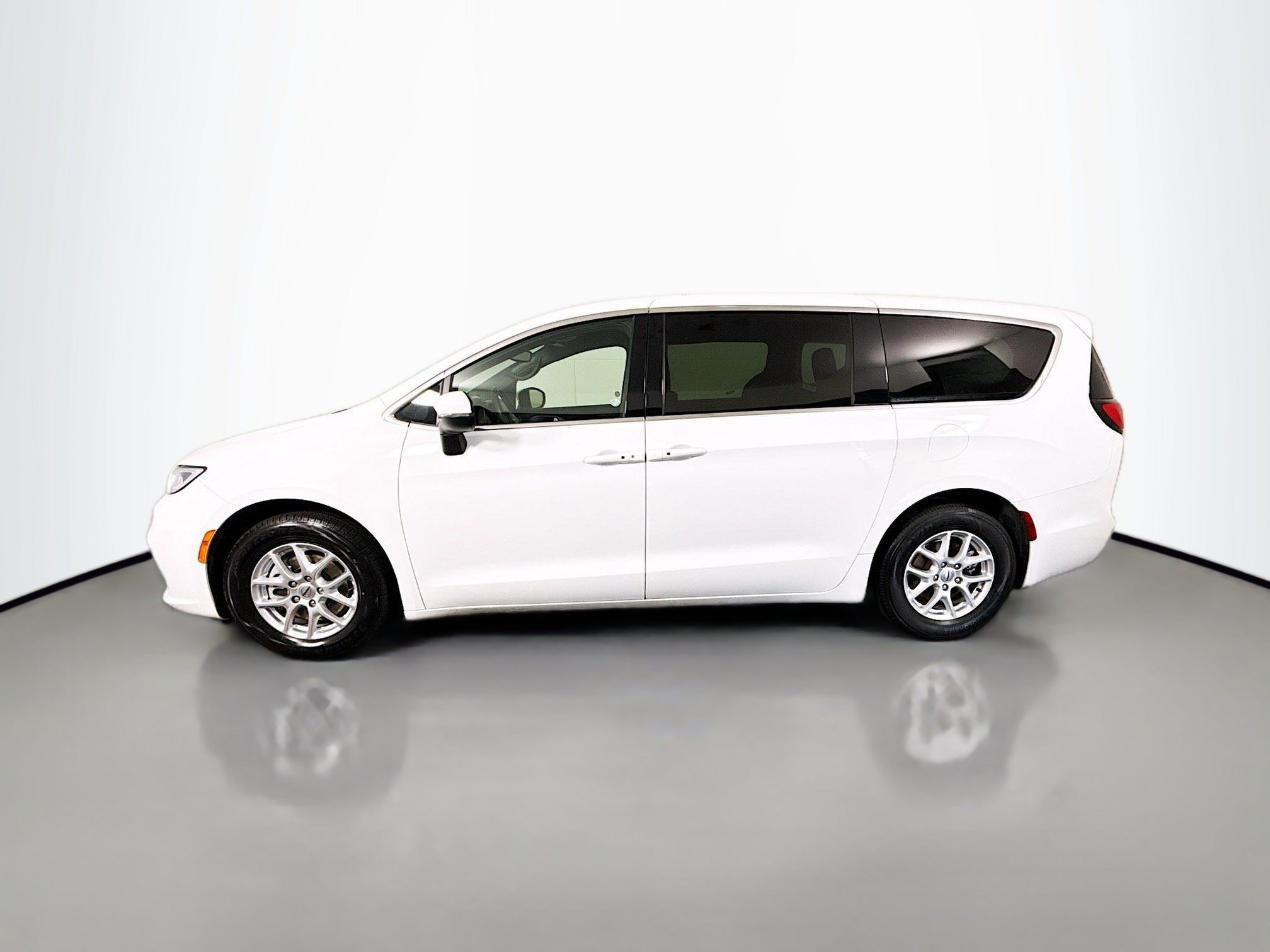 Used 2023 Chrysler Pacifica Touring FWD image 6