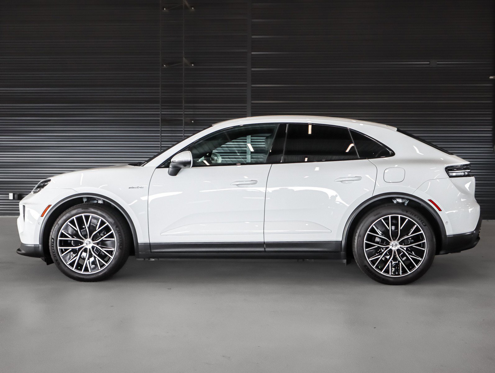Used 2025 Porsche Macan Electric image 2